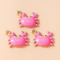 Macro-opname van roze emaille krabhangers met goudlaag voor DIY-sieraden maken - Roze