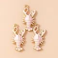 Macro-opname van roze emaille kreeftbedeltjes met goudkleurige randen voor DIY-sieraden - Roze