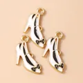 Set de tres colgantes de tacones altos en blanco y negro con baño de oro para joyería DIY - Blanco