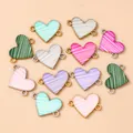 Dettaglio di ciondoli a cuore in smalto colorato con doppio anello per gioielli - Confezione da 10 Pezzi / Multicolore