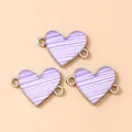 Vista macro di connettori a cuore a strisce viola con due asole per gioielli fai-da-te - Confezione da 10 Pezzi / Viola argento