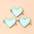 Dettaglio dei ciondoli a cuore a righe verde menta per collegamenti di gioielli fai-da-te - Confezione da 10 Pezzi / Verde Chiaro Argento