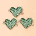Dettaglio di connettori per gioielli a cuore con strisce verdi e bianche per fai-da-te - Confezione da 10 Pezzi / Argento-Verde