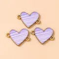 Dettaglio di ciondoli a cuore smaltati a righe viola con doppi anelli per gioielli DIY - Confezione da 10 Pezzi / Oro e Viola