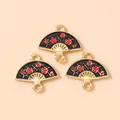 Détail de breloques en éventail avec émail noir et motif de fleurs de prunier rouges - Pendentif Éventail / Noir