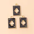 Détail de trois pendentifs as de trèfle en émail noir avec monture en métal doré - Noir