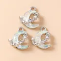 Dettaglio di tre ciondoli a mezzaluna con stelle scintillanti, perle e cristalli per gioielli - 5 Pezzi/Confezione / Bianco Argento