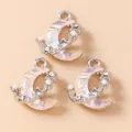 Detailopname van drie roze iriserende maanbedeltjes met sterren en kleine pareltjes - 5 Stuks/Verpakking / Zilver en Paars