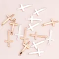 Detail van gouden en zilveren kruisbedels met dubbele gaten voor DIY-sieradencreaties - Gemengde Kleuren Stijl