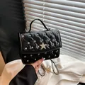 Mini sac à main noir matelassé avec étoile, rivets argentés et bandoulière en chaîne - Noir
