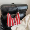 Rood-wit gestreepte mesh draagtas met zwart lederen schouderriem en metalen ring - 32cmx10cmx28cm / Rood