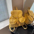 Sac à dos vintage jaune vif pour femme avec deux poches avant et boucles argentées - Jaune