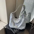 Bolso tote de mezclilla azul claro con cadena plateada y correas dobles - Azul Lavado (Botón Plateado)