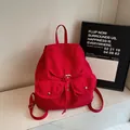 Sac à dos vintage rouge vif avec deux poches avant et des bretelles réglables - Bordeaux