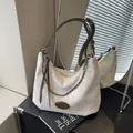 Bolso hobo beige con correas de cuero marrón y detalle de cadena plateada - Blanco Roto