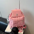 Rosafarbener Rucksack mit Sternenmuster, silbernem Sternanhänger und Metalllogo - Stil Mit Stern / Rosa