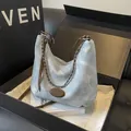 Bolso tote de denim azul claro con ribete de cuero marrón y cadena metálica plateada - Azul Lavado (Detalles Marrones)