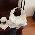Borsa hobo bianca con motivi a farfalla argentati e strass scintillanti - Bianco