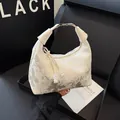 Borsa a mano beige con motivo a farfalla, glitter e ciondolo con nappa di perle - Beige