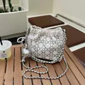 Bolso saco crema con patrones geométricos de pedrería plateada y correa de hombro de cadena - Colgante decorativo incluido / Pequeño / Blanco Roto
