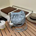 Bolso tipo cubo azul claro con pedrería, cadena plateada y detalle de lazo encaje - Colgante decorativo incluido / Pequeño / Azul