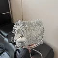 Bolso tipo cubo plateado con diamantes de imitación, lazo de encaje y cadena metálica - Colgante decorativo incluido / Pequeño / Plateado