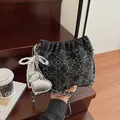 Bolso saco negro con cordón, tachuelas plateadas y colgantes de perlas y corazones - Colgante decorativo incluido / Pequeño / Negro