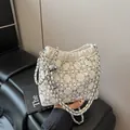 Bolso saco blanco con tachuelas plateadas y correa de cadena de estilo urbano - Sin Amuletos / Pequeño / Blanco Roto