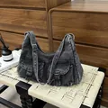 Grand sac cabas en denim délavé gris foncé avec deux poches avant et boucles en métal - 38*14*21.5cm / Noir