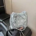Bolso saco azul claro con pedrería plateada y correa de cadena metálica trenzada - Sin Amuletos / Pequeño / Azul