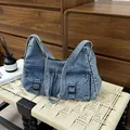 Grand sac fourre-tout en denim bleu foncé avec deux poches avant et boucles rétro - 38*14*21.5cm / Bleu