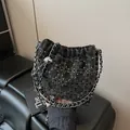 Elegante bolso bombonera negro con patrones de cuentas plateadas y cadena de bola de metal - Sin Amuletos / Pequeño / Negro