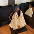 Handgefertigte Häkel-Schultertasche in Beige mit kontrastierenden braunen Lederriemen - 35*15*30 / Beige