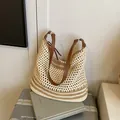 Große geflochtene Strandtasche in Beige mit braunen Lederriemen und stilvollen Streifen - 35*15*30 / Gestreift Beige