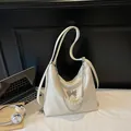 Weiße Hobo-Schultertasche mit Schmetterlingsdekor und dekorativer Perlenkette - 30cmx24cmx9cm / Gebrochenes Weiß