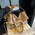Bruine hobo tas van imitatie suède met honkbal hanger en leren riemen voor dagelijks gebruik - Met Honkbal Hanger / Khaki