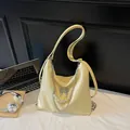 Gelbe Handtasche aus Lackleder mit Schmetterlings-Anhänger und eleganter Perlenkette - 30cmx24cmx9cm / Gelb