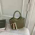 Bolso bombonera trenzado verde oliva con borla de cuentas de madera y asa de textura suave - Verde Con Colgante de Cuentas de Madera