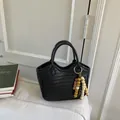 Bolso saco trenzado negro con detalle de borla de cuentas de madera coloridas - Negro Con Colgante de Cuentas de Madera