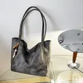 Elegante borsa tote in tela grigio-nero lavato con ciondolo in perline di legno retrò - Con Ciondolo / Marrone Scuro