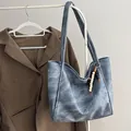 Grande borsa tote in denim lavato azzurro con ciondolo di perline e stile vintage retrò - Con Ciondolo / Blu