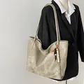 Grande borsa tote vintage color talpa con nappa e morbida consistenza lavata - Con Ciondolo / Bianco Sporco