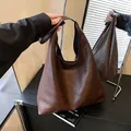 Retro diepbruine grote tote bag van kunstleer met een minimalistisch driehoekig silhouet - Bruin