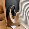 Minimalistische bruine leren shopper met zachte korreltextuur voor dagelijks werk - Bruin
