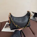 Schicke schwarze gewebte Beuteltasche mit goldener Kette und Perlenanhänger - Gewebte Textur / Schwarzes PU-Leder