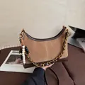 Sac hobo en daim et cuir marron avec bandoulière chaîne dorée et pendentif perlé - Suède Khaki