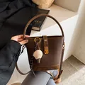 Bruine bucket bag van canvas en leer met handvat en pluchen ijsje als hanger - Koffie met Hanger