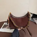 Sac seau en daim marron foncé avec chaîne décorative et gland de perles colorées - Café Suède