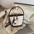 Beige en donkerbruine emmertas met gouden sluiting en pluchen ijsje als hanger - Khaki Met Konijnenhanger