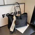 Borsa tote in camoscio nero opaco con trama a rombi e tracolla ricamata - 42cmx14cmx27cm / Nero